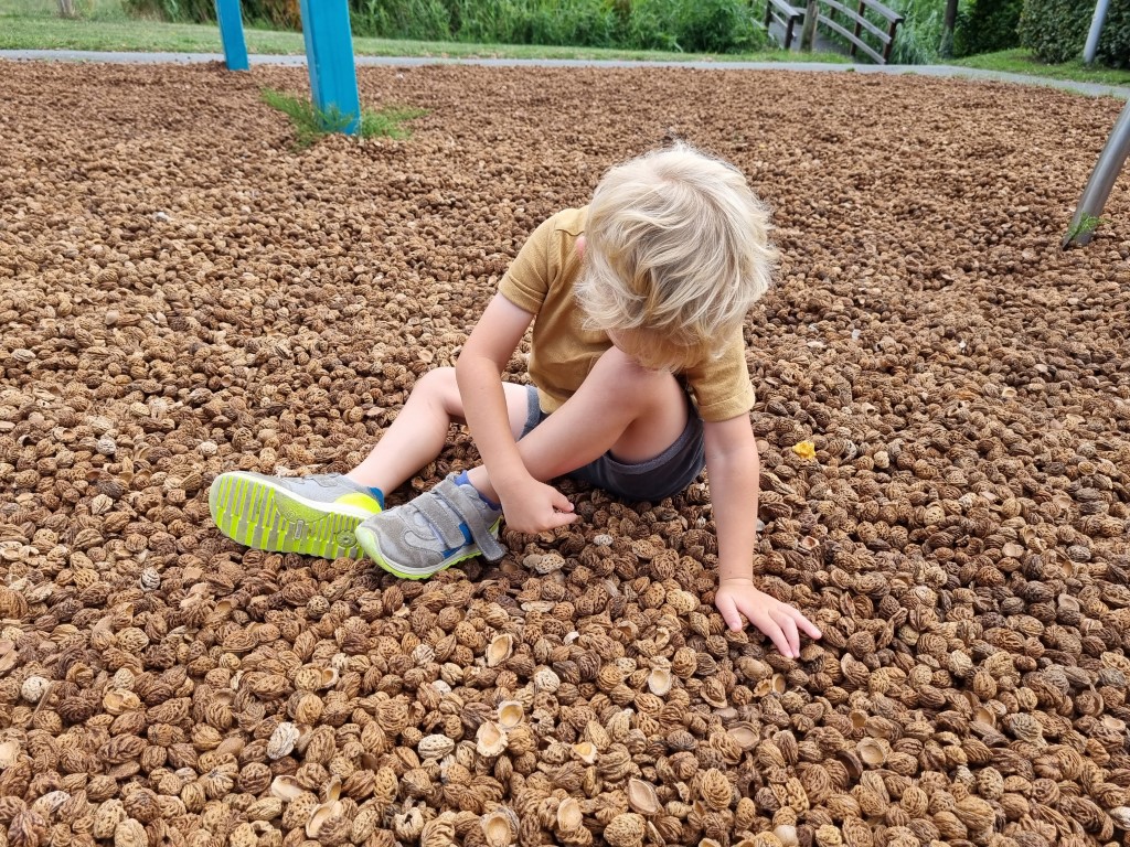 Perzikpitten voor valdemping speeltuin, perziksteen, valdempende ondergrond, speelplaats, HIC waarde, natuurlijk materiaal, 25 jaar levensduur, speelwaarde